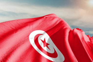 Tunus Ulusal Bayrak Kumaşı Güzel beyaz arka planda sallanıyor.