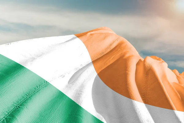 Írország Nemzeti Zászló Szövet Integetett Gyönyörű Szürke Háttér — Stock Fotó