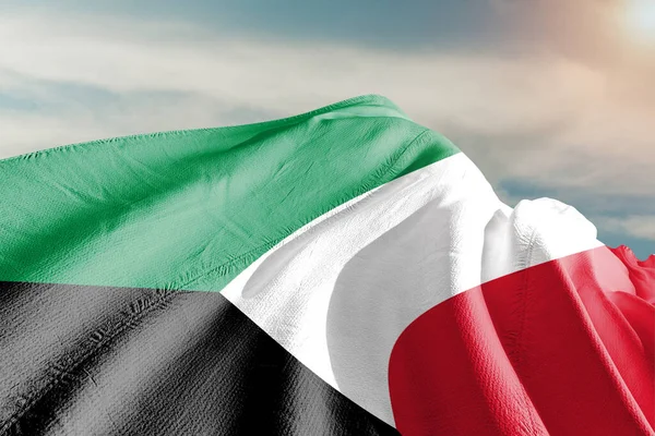 Kuveyt ulusal bayrak kumaşı güzel gri arka planda dalgalanıyor.