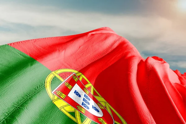 Portugalska Narodowa Tkanina Flagowa Machająca Pięknym Szarym Tle — Zdjęcie stockowe