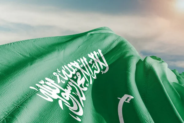 Suudi Arabistan ulusal bayrak kumaşı güzel gri arka planda dalgalanıyor.
