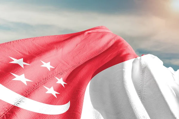 Εθνική Σημαία Της Σιγκαπούρης Ύφασμα Κυματίζει Όμορφο Γκρι Φόντο — Φωτογραφία Αρχείου