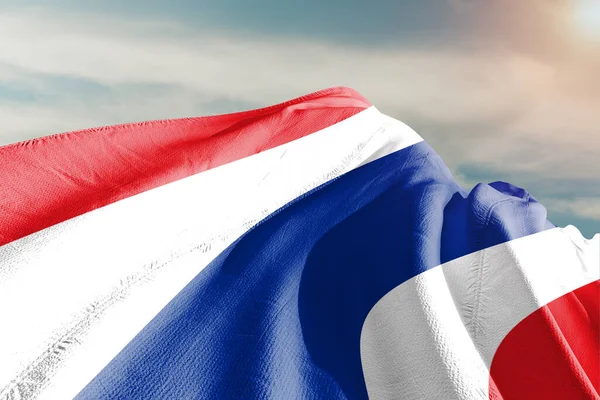 Tajlandia Narodowa Tkanina Flaga Machanie Pięknym Białym Tle — Zdjęcie stockowe