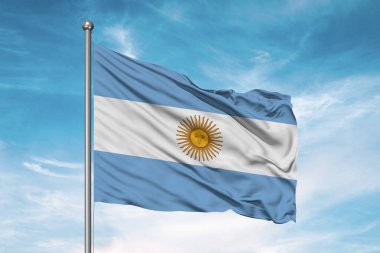 Arjantin ulusal bayrak kumaşı güzel bulutlu arka planda dalgalanıyor.