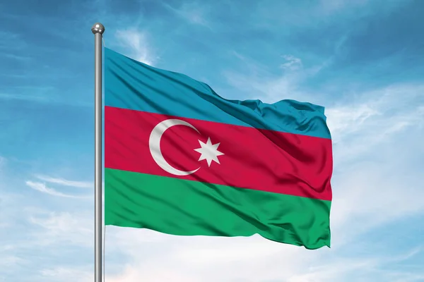 Azerbaycan ulusal bayrak kumaşı güzel bulutlu arka planda dalgalanıyor.