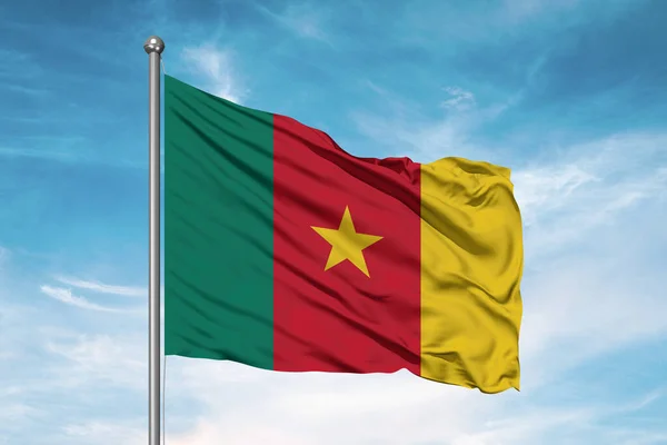 Camerún Bandera Nacional Tela Ondeando Sobre Hermoso Fondo Nublado —  Fotos de Stock