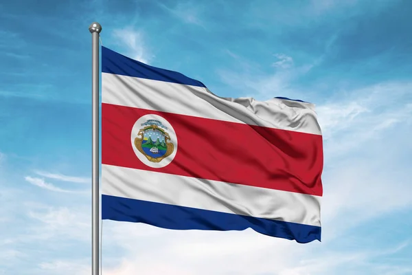 コスタリカ国旗布生地が美しい曇りの日に手を振る背景 — ストック写真
