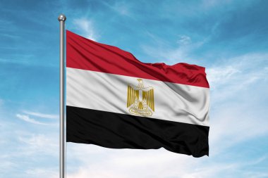 Mısır ulusal bayrak kumaşı güzel bulutlu arka planda dalgalanıyor.