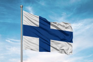 Finlandiya ulusal bayrak kumaşı güzel bulutlu arka planda sallanıyor.