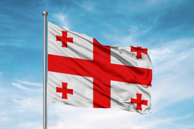 Gürcistan ulusal bayrak kumaşı güzel bulutlu arka planda dalgalanıyor.