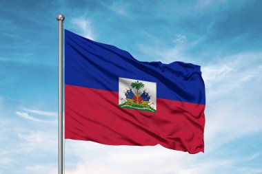 Haiti Ulusal Bayrak Kumaşı Güzel Bulutlu Arkaplanda Sallanıyor.