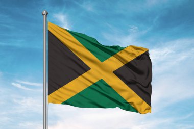 Jamaika ulusal bayrak kumaşı güzel bulutlu arka planda dalgalanıyor.