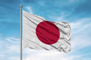 Japonya ulusal bayrak kumaşı güzel bulutlu arka planda dalgalanıyor.