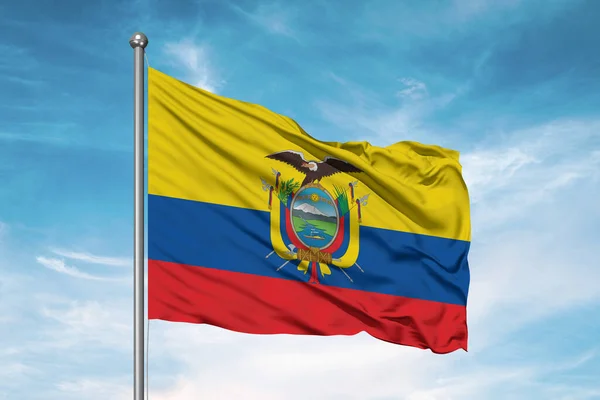 Ekvador Ulusal Bayrak Kumaşı Güzel bulutlu arka planda dalgalanıyor.