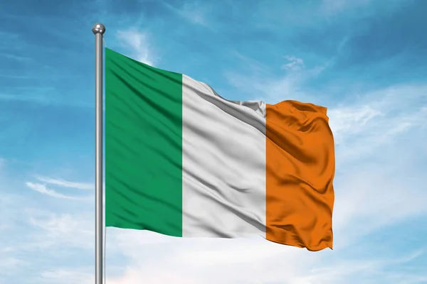 Ιρλανδία Εθνικό Πανί Σημαία Κυματίζει Όμορφο Θολό Φόντο — Φωτογραφία Αρχείου