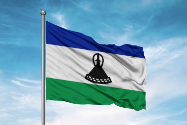 Lesotho ulusal bayrak kumaşı güzel bulutlu arka planda dalgalanıyor.