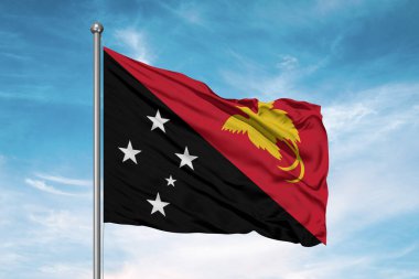 Papua Yeni Gine Ulusal Bayrak Kumaşı Güzel bulutlu arka planda dalgalanıyor.