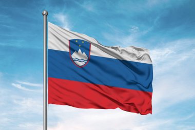 Slovenya ulusal bayrak kumaşı güzel bulutlu arka planda dalgalanıyor.