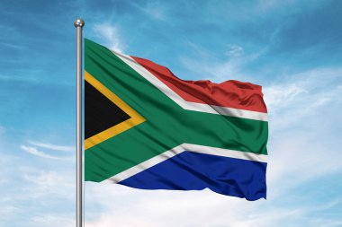 Güney Afrika ulusal bayrak kumaşı güzel bulutlu arka planda dalgalanıyor.