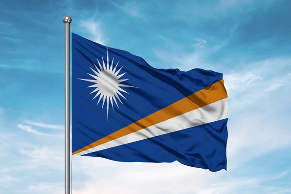 Ткань Национального Флага Маршалловых Островов Размахивающая Красивом Облачном Фоне — стоковое фото
