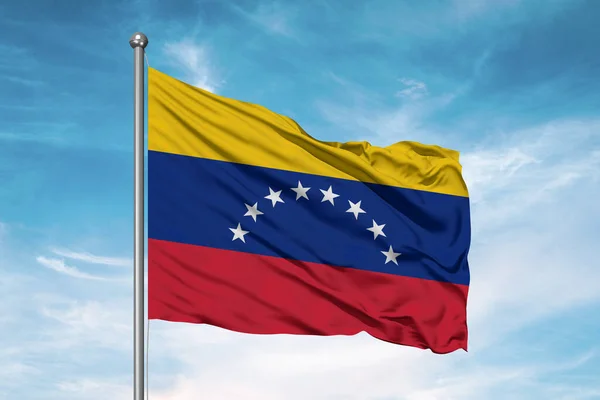 委内瑞拉国旗布在美丽的云彩背景下飘扬 — 图库照片