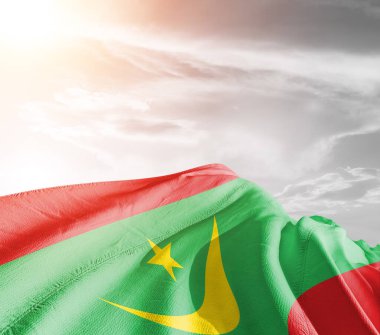 Moritanya ulusal bayrak kumaşı güzel gri arka planda dalgalanıyor.