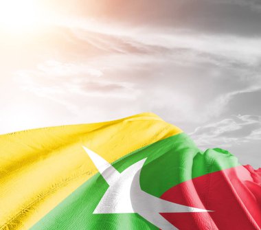 Myanmar (Burma) güzel gri arka planda sallanan ulusal bayrak kumaşı.