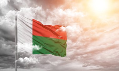 Madagaskar ulusal bayrak kumaşı güzel gri arka planda dalgalanıyor.