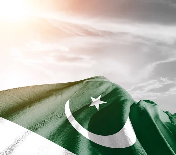 美しい灰色に手を振るパキスタン国旗布生地背景 — ストック写真