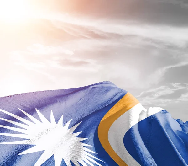 Marshall Eilanden Nationale Vlag Doek Zwaaien Mooie Grijze Achtergrond — Stockfoto