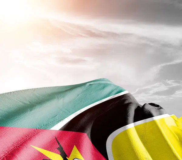 Мозамбікська Національна Тканина Прапором Махає Прекрасному Сірому Фоні — стокове фото