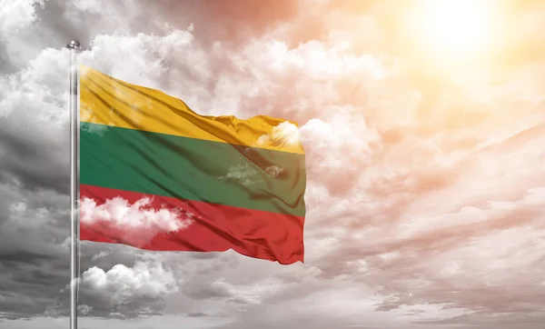 Lituânia Tecido Pano Bandeira Nacional Acenando Fundo Cinza Bonito — Fotografia de Stock