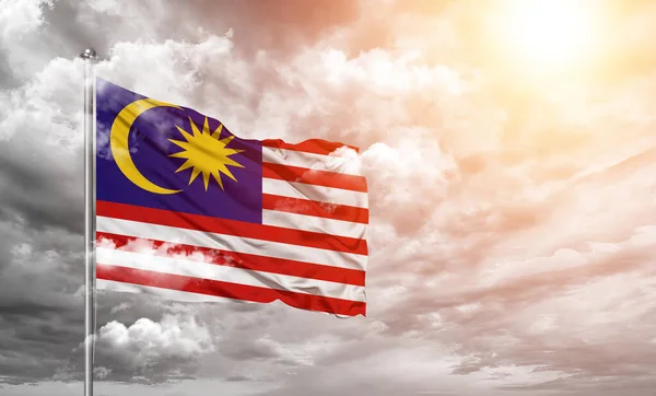 Malesia Bandiera Nazionale Stoffa Tessuto Sventolando Bella Nuvolosamente Grigio Sfondo — Foto Stock