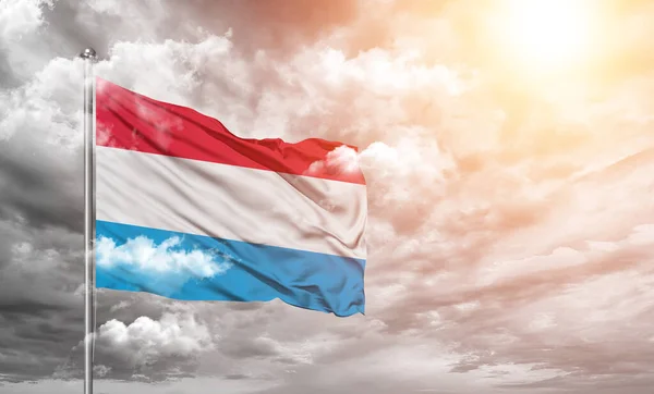 Lüksemburg Ulusal Bayrak Kumaşı Güzel Bulutlu Gri Arka Planda Sallanıyor — Stok fotoğraf