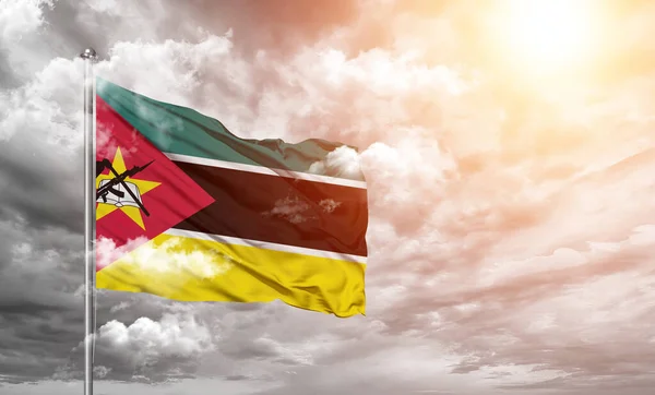 Мозамбікська Національна Тканина Прапора Махає Красивим Темно Сірим Фоном — стокове фото