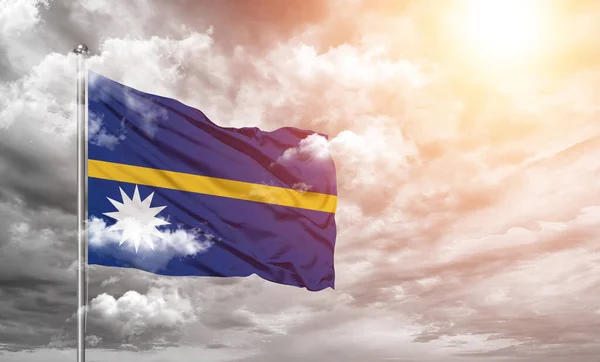 Nauru Nationale Vlag Stof Zwaaien Mooie Bewolkt Grijze Achtergrond — Stockfoto