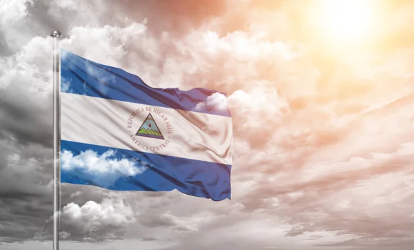 Nicaragua Tela Bandera Nacional Ondeando Sobre Hermoso Fondo Gris Nublado —  Fotos de Stock