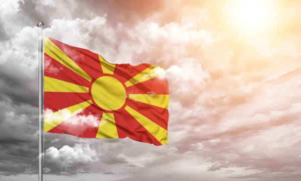 Észak Macedónia Nemzeti Zászló Szövet Hullámzó Gyönyörű Felhős Szürke Háttér — Stock Fotó