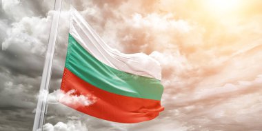 Bulgaristan ulusal bayrak kumaşı güzel gri arka planda dalgalanıyor.