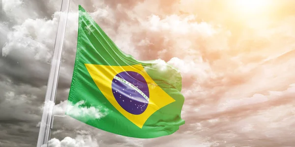 巴西国旗布织物在美丽的灰色背景下飘扬 — 图库照片
