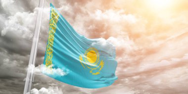 Kazakistan ulusal bayrak kumaşı güzel gri arka planda dalgalanıyor.