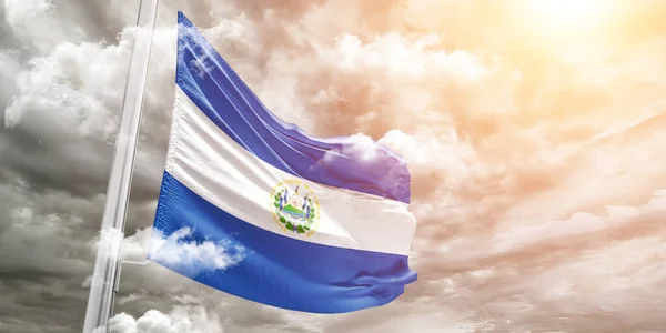 萨尔瓦多国旗布织物在美丽的灰色背景下飘扬 — 图库照片