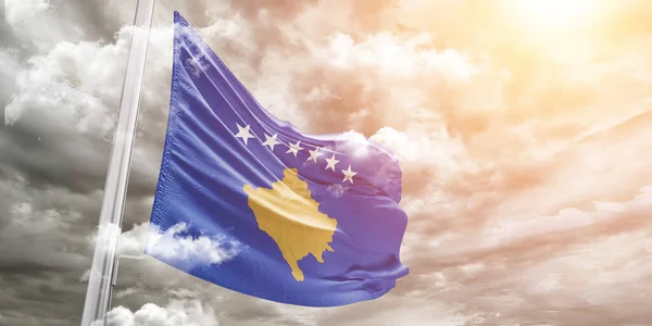 コソボ国旗の布が美しい灰色に振れる背景 — ストック写真