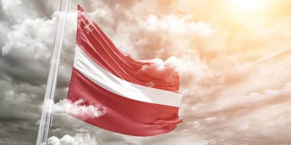 Lotyšsko Národní Vlajkové Tkaniny Vlnící Krásném Šedém Pozadí — Stock fotografie