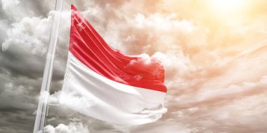 Monako Ulusal Bayrak Kumaşı Güzel gri arka planda sallanıyor.