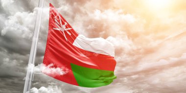 Umman Ulusal Bayrak Kumaşı Güzel gri arka planda sallanıyor.