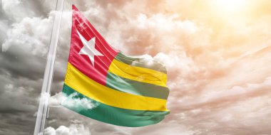 Güzel gri arka planda sallanan Togo Ulusal Bayrak Kumaşı.