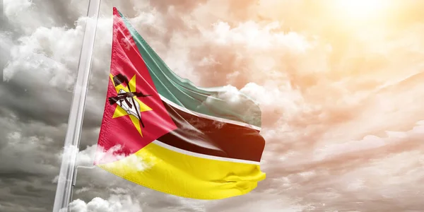 Mozambique Nationale Vlag Doek Zwaaiend Mooie Grijze Achtergrond — Stockfoto