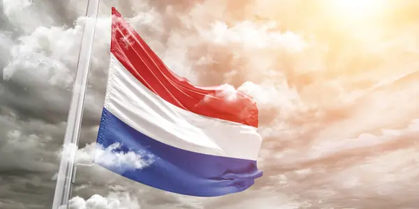 Hollanda Ulusal Bayrak Kumaşı Güzel Gri Arka Planda Dalgalanıyor — Stok fotoğraf