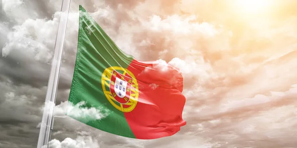 Portugalska Narodowa Tkanina Flagowa Machająca Pięknym Szarym Tle — Zdjęcie stockowe
